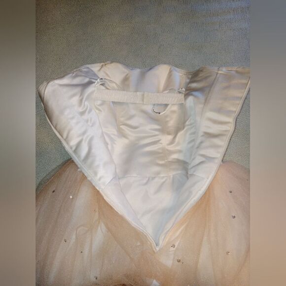 Strapless Sweetheart Neckline Ballroom Gown Style Wedding Dress - Picture 9 of 13